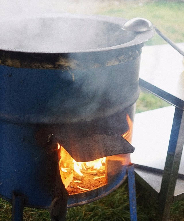 要拿这个玩意大锅柴灶做一顿野生的西菜 最耗时间的先来 小雨天阴冷