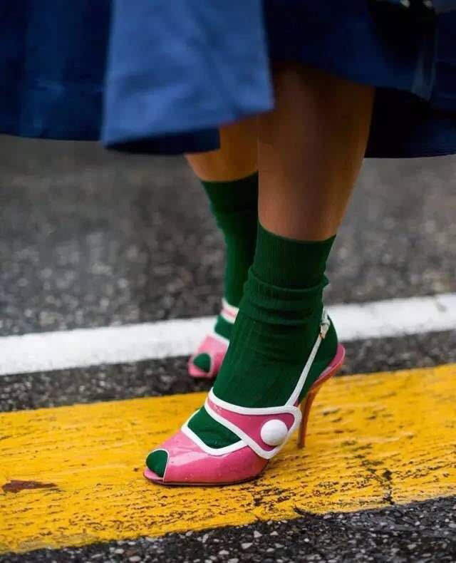 墨绿色的复古袜与玫红色高跟鞋的搭配也是难以言喻,很有现代感.