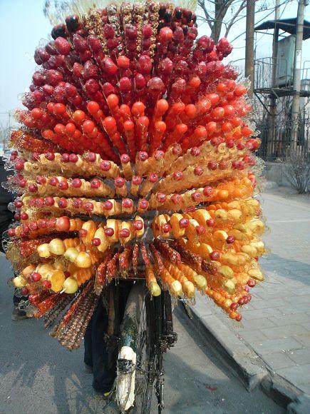 在农村,还有骑着自行车走街串巷卖糖葫芦的
