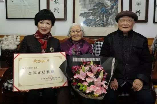 长子张其成,四子李标和小儿子李梢都是博士生导师,有的在传播国学,有