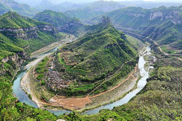 唐代诗人白居易在沁水河的出山口附近观察到曲流峡谷,写到"济源山水好