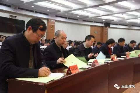 县委县政府顾问唐兴建,副县长朱万军出席会议.