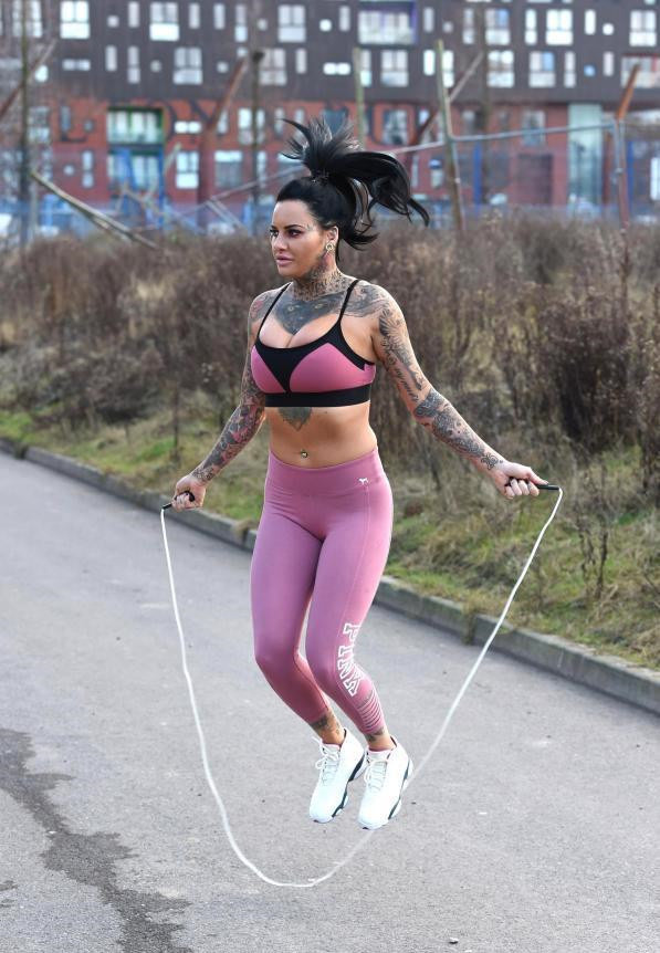 英国真人秀女星露西(jemma lucy)可能很多网友并不陌生,她是真正的