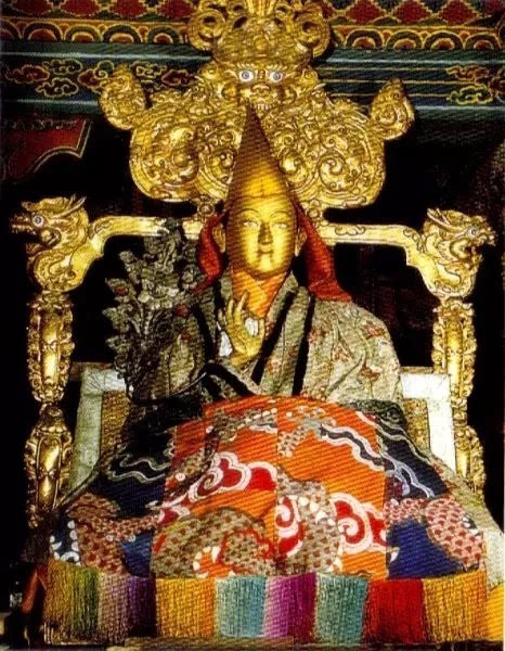 七世达赖喇嘛格桑嘉措(1708-1757年)50岁的灵塔殿,塔前摆放着曼佗罗