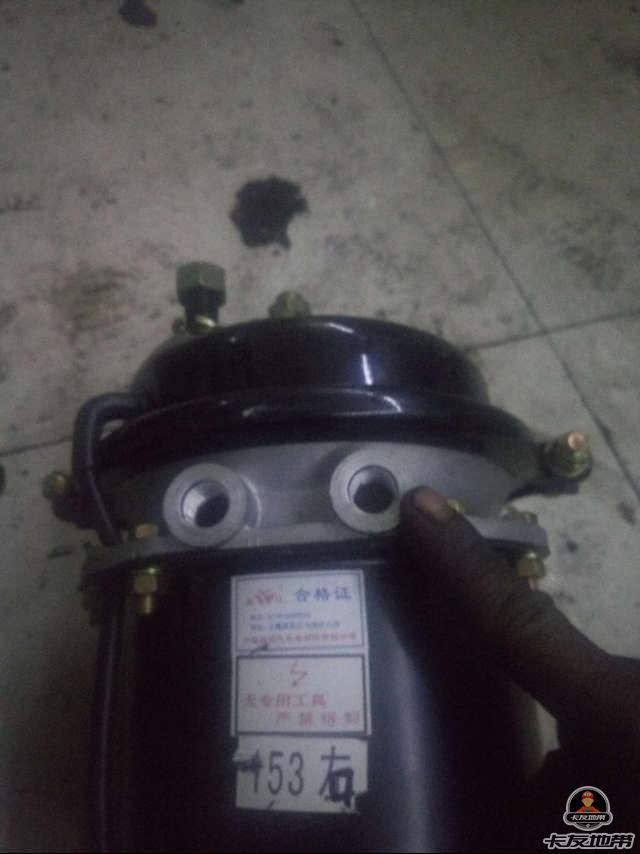 第二,刹车皮碗漏气 ,首先大家应该明白什么是单缸分泵和双缸分泵,前轮