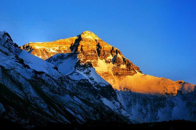 珠穆朗玛峰:世界第一高峰,峰顶常年积雪