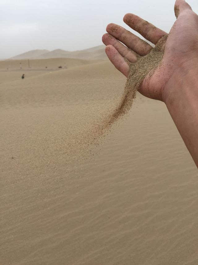 "今天站在这漫天的沙漠里,我才发现,原来我们是那么的渺小."