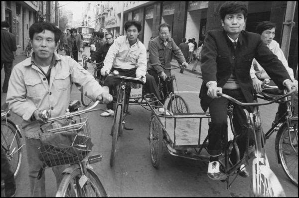 怀旧老照片:1988年的上海南京路,热闹得很