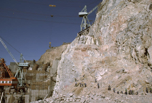 老照片:80年代的青海,龙羊峡水电站还在建设中