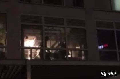 记者看到,这段2分钟左右的视频里,有两男一女在二楼的玻璃墙旁,似乎