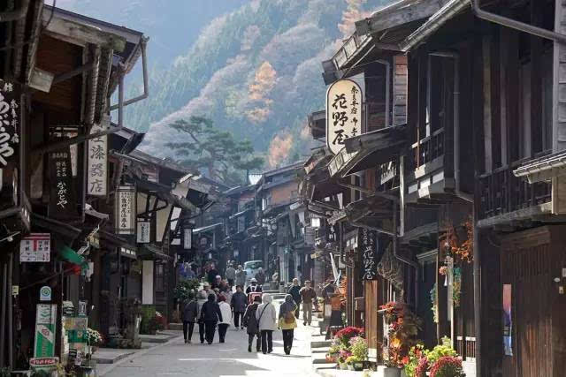 在中山道上的最大难关鸟居岭的山顶,如果想体验数百年前的日本风情,来