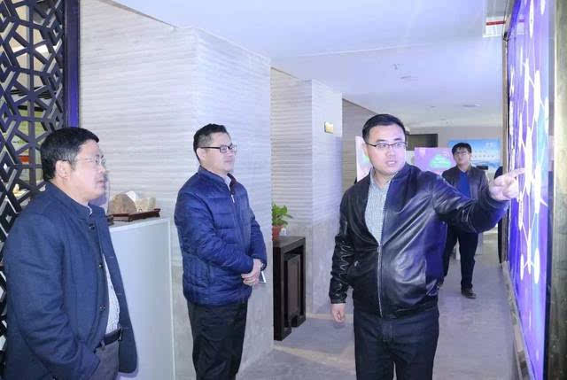 金志伟书记向李部长,王部长介绍青岛东方金石大厦总部经济党支部情况