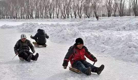 丨关注 青海省体育局丨 还记得小时候去结冰的湖面溜冰车吗?