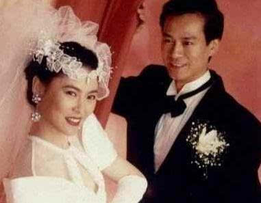 官晶华和郑少秋在1984年拍摄《楚留香新传》时一见钟情,之后两人开始