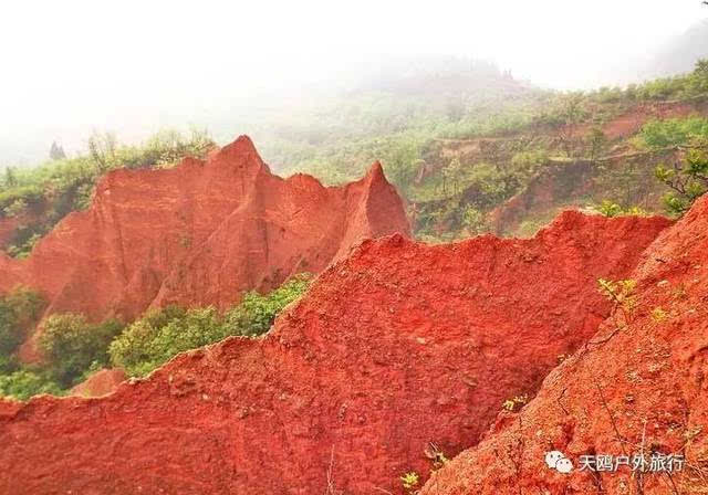 而是红色的砂砾岩结构,经岁月的打磨,在差异风化,重力崩塌,流水侵蚀