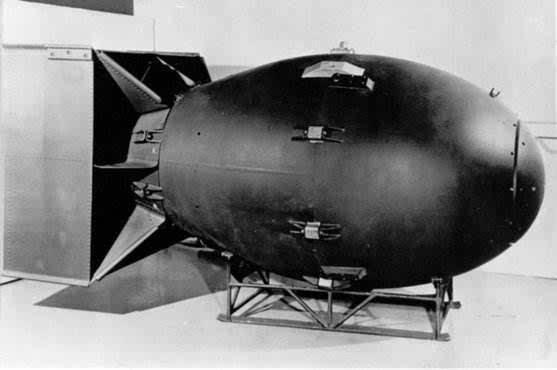 到了1945年8月6日,美国人的核弹"小男孩"在广岛降临,瞬间让那里成为一