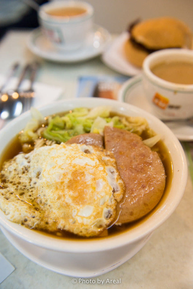 香港人喜欢用一碗茄汁通粉或者餐蛋面做早餐,在兰芳园就可以品尝到