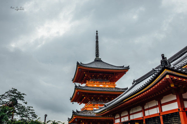 清水寺是著名的赏枫及赏樱景点,与金阁寺,二条城并列为京都三大名胜