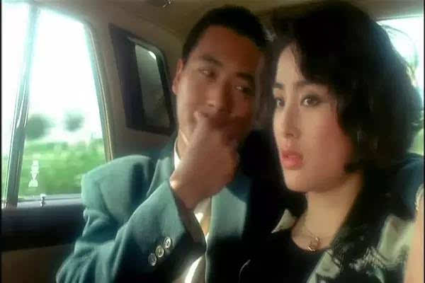 1989年12月,与周润发合作主演赌片《赌神》,饰演赌神高进的妻子珍妮