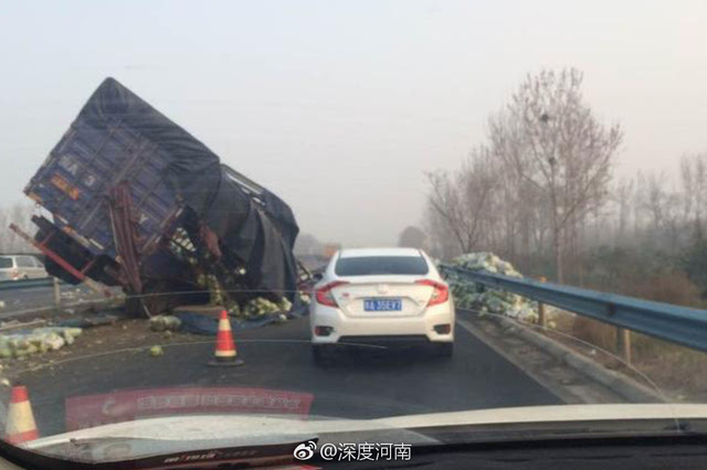 郑开大道发生惨烈车祸,司机当场死亡▕ 京港澳高速郑州段一辆货车侧翻