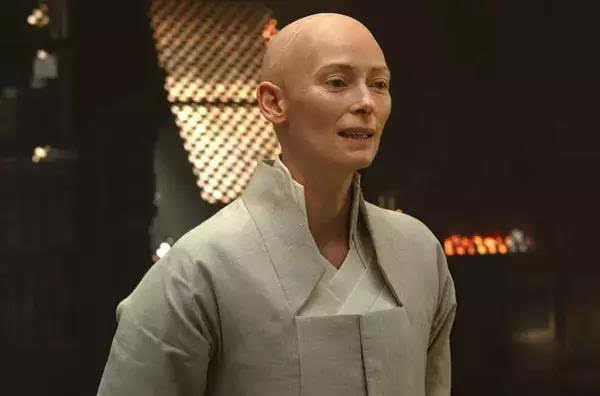 《奇异博士》古一法师的光头造型吸足了眼球,tilda swinton同样也是