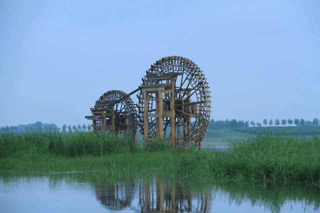 运转的原理,让竹筒取水,流水自转导灌入田,不用人力,亦称"水转筒车"