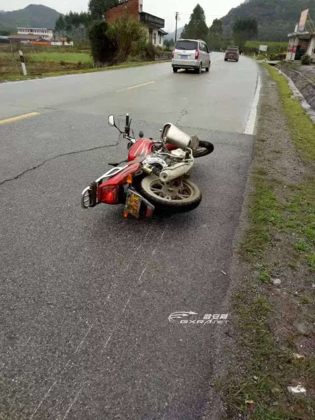 大良路段一摩托车主翻车倒地,鲜血直流,路过的人对他.