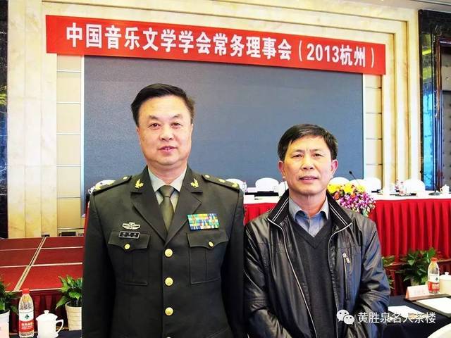 中国音乐文学学会副主席,著名军旅词作家胡宏伟(左)与邝厚勤