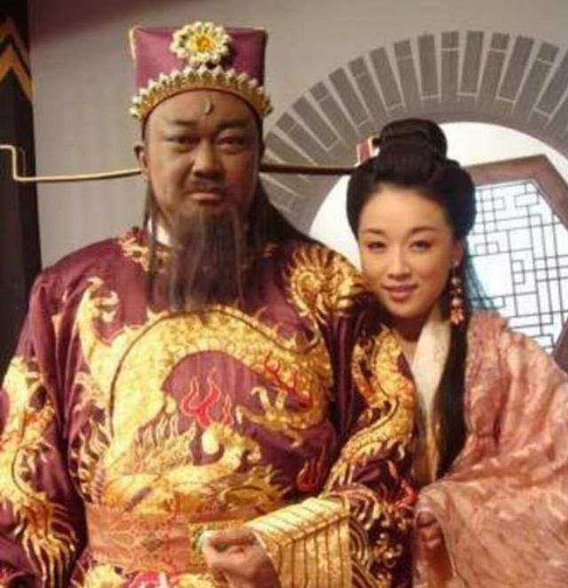 金超群的妻子名为陈琪,本是某市医院的护士,和金超群在一起后,机缘