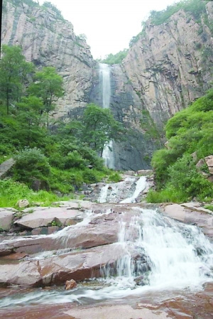 中国皖南最美山乡石台的百丈崖风景以飞瀑奇石闻名