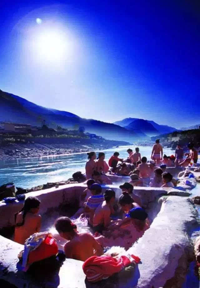 80004519 在怒江大峡谷,最出名的民俗,要算在春节期间举行的"澡塘会"