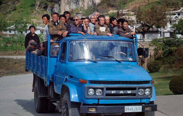 实拍:朝鲜街头的木炭卡车和我们眼熟的蓝色大卡车
