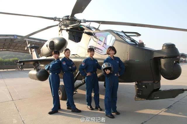 在陆军航空兵部队,几名女飞行员已经可以驾驶国产的直10武装直升机