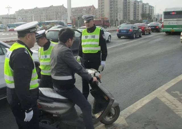 镇江新区这些车辆千万别上路,交警在路口等你呢!