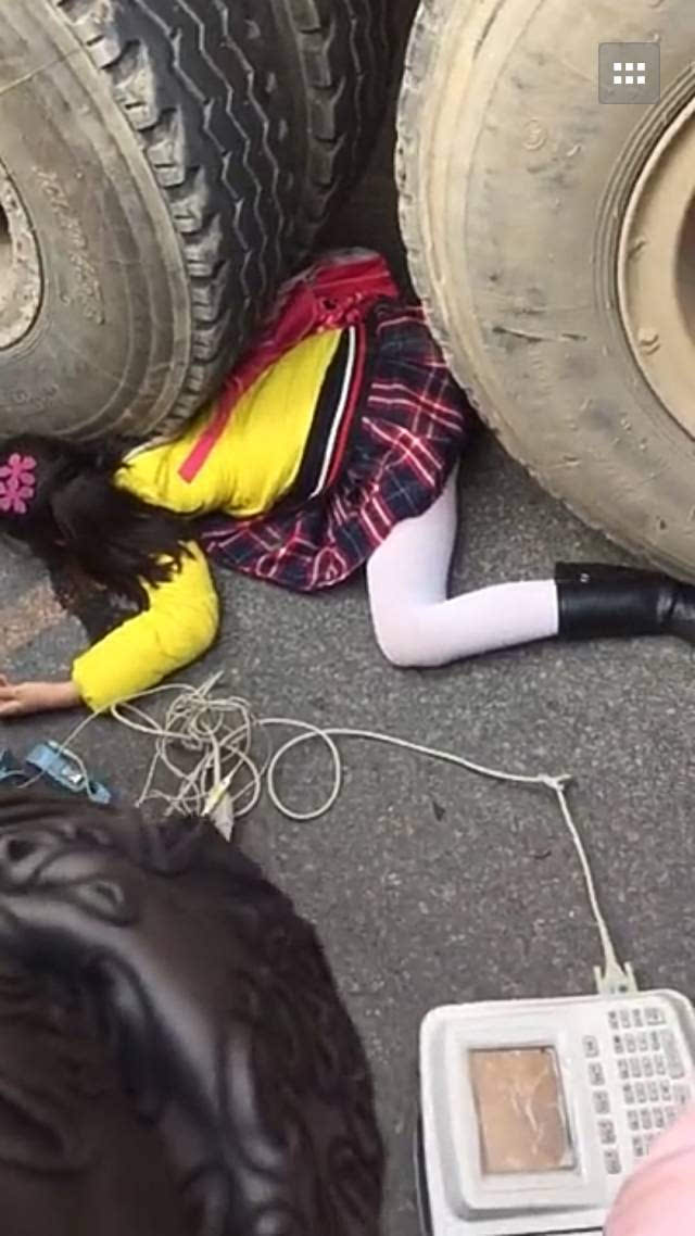 【泰州车祸】今早茂业东边一混凝土车与电动车相撞,11岁女孩被当场碾
