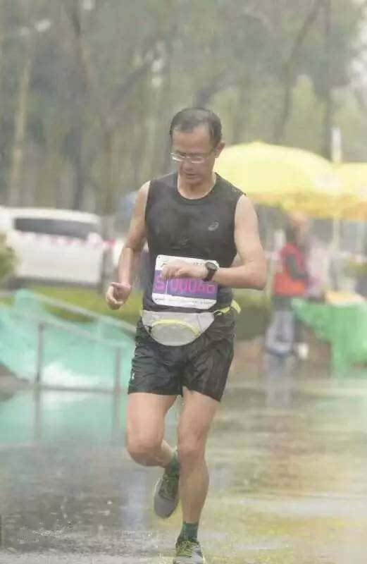 丁丁谈跑步|锡马,一场难忘的雨战