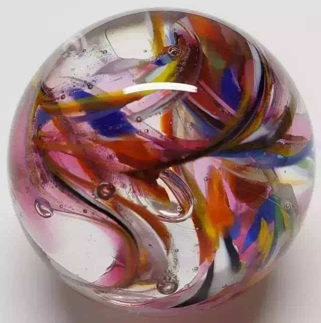 弹珠是由玻璃制成的彩色小球.