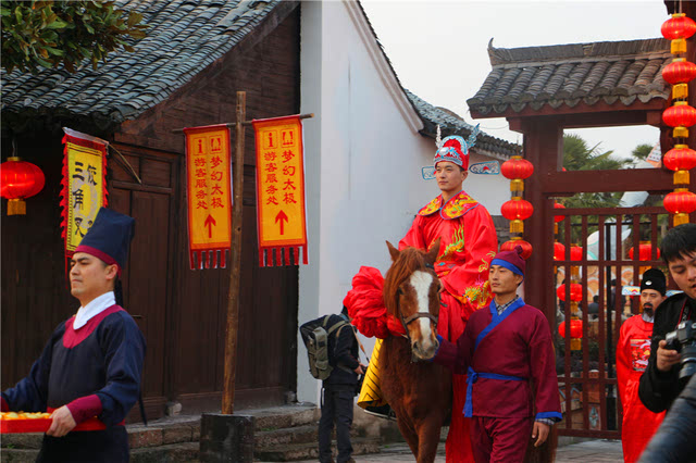 古代中状元了要佩带大红花,打马(骑在马上)游街,这是皇帝赏赐的荣耀.