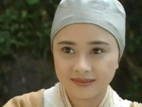 何美钿在吕颂贤版《笑傲江湖》饰演仪琳,虽然不是光头,但绝对是最可爱