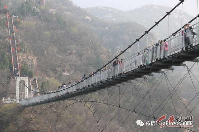 在纪念日当天突破2.5万人次到此旅游,步云桥上人气爆棚.