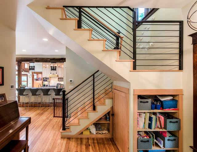 三,室内楼梯坡度 楼梯的坡度建议在20-45度之间,台阶踏步最好能够与人