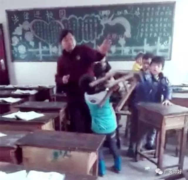 小学生用凳子打老师,教师尊严扫地,教育还能成功吗?