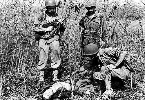 防御阵地上的美军重机枪射出密集弹链,毫不犹豫的将日军伤兵成片扫倒.