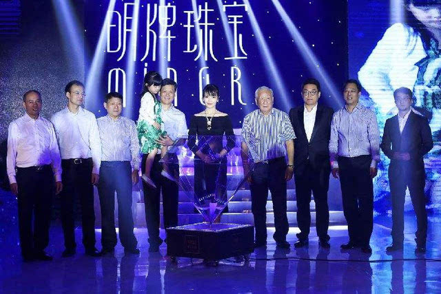 活久见!明牌珠宝一年挣的钱不够买条金链子