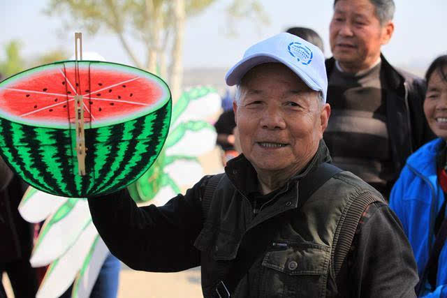 当有大风的时候,把这个西瓜顺着风筝线放上去,看上去的半个西瓜会变成