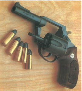 8,美国沙特牛头犬追踪者型 该枪由生产左轮手枪著称的美国沙特公司