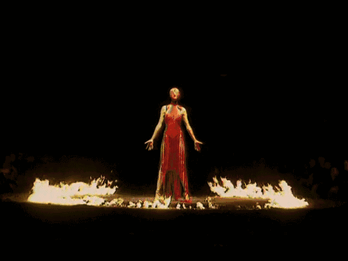 吸取天主教火葬仪式,穿着血裙的model像从火焰地狱中归来.