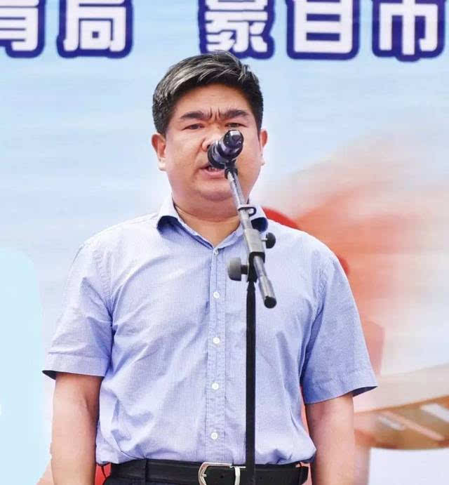 红河州委常委,政法委书记安治强同志宣布主题活动正式启动.