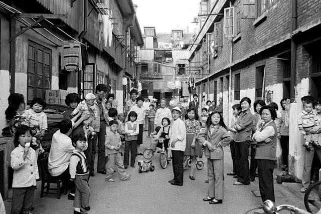 上海里弄的邻居们.1985年.【摄影:martin parr】