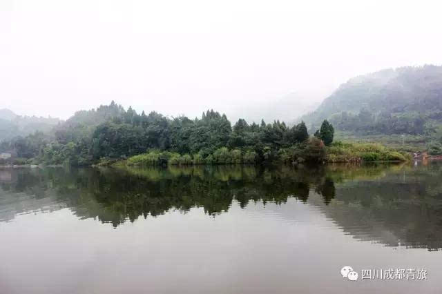 最佳游玩时间:夏季 交通:成都汽车总站-石盘,车费:18元/人 ▼五凤山